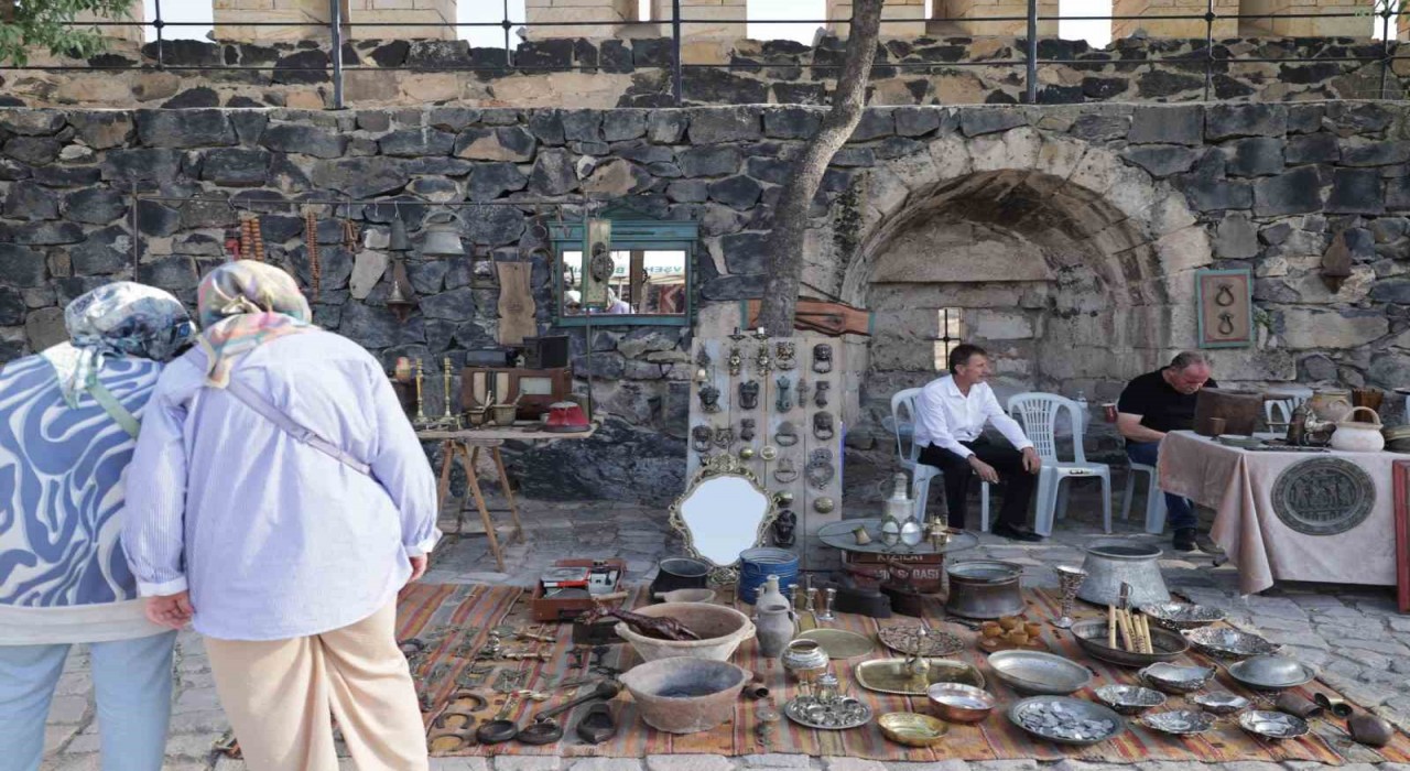 Tarihi kale, ilk kez bir antika pazarına ev sahipliği yaptı