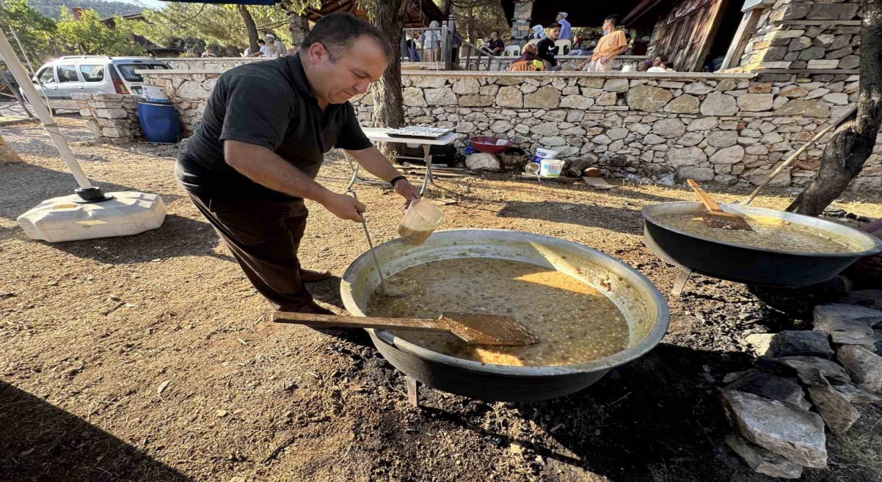 Tarihi Sarıhacılarda bin kişilik aşure ikramı