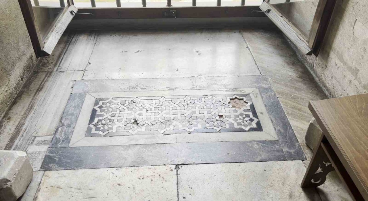 Tarihi Süleymaniye Camiinde hırsızlık: Mozaik taşların çalındığı iddiası