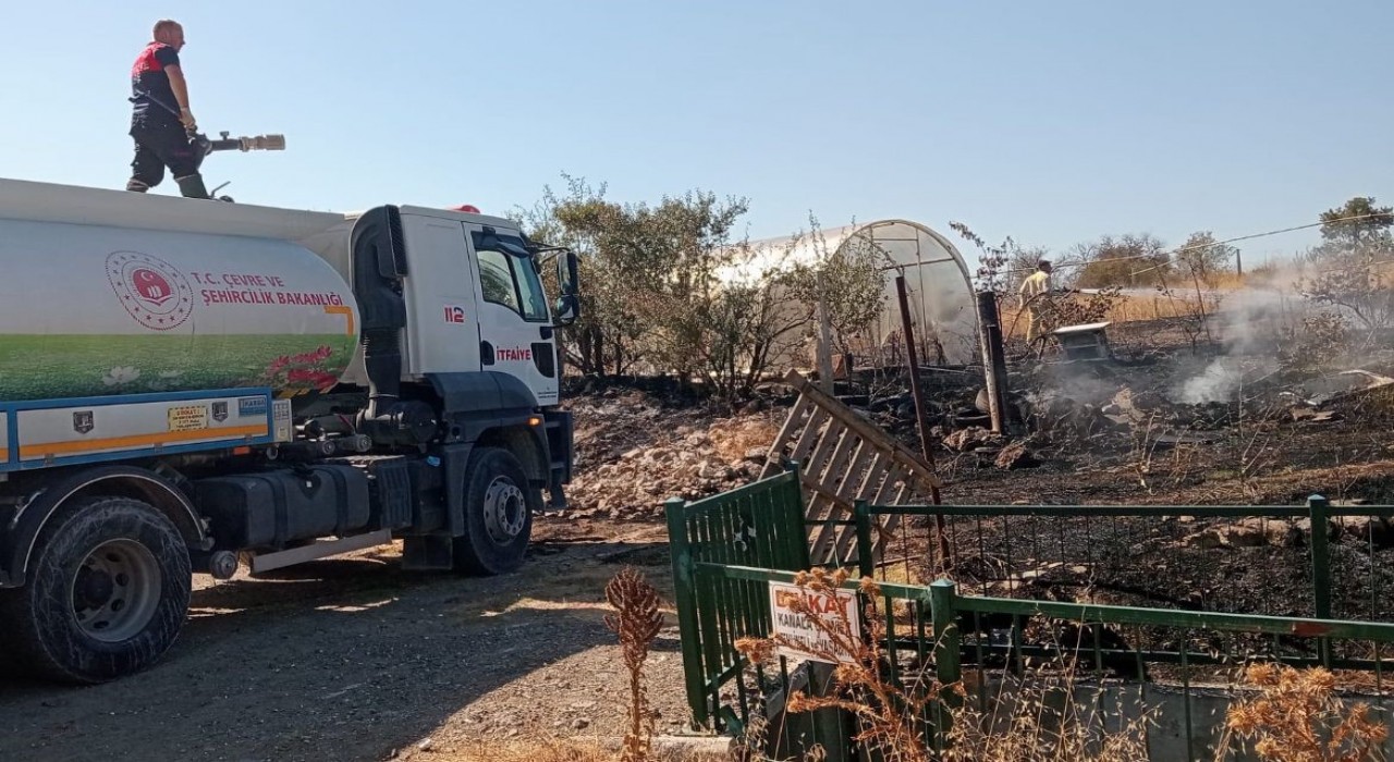 Tarlada başlayan yangın rüzgarın etkisiyle seraya sıçradı
