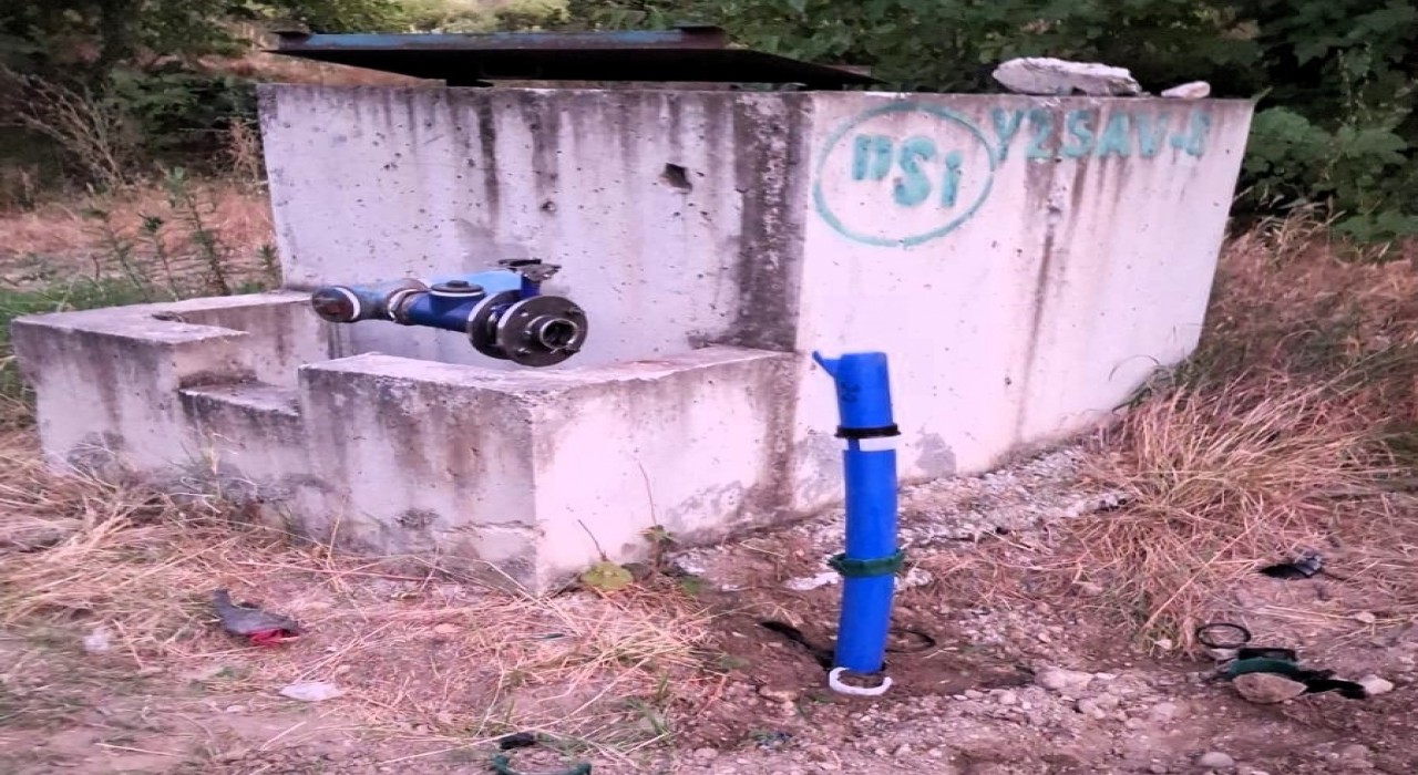 Tarlasından izinsiz geçirilen sulama hattını baltayla parçaladı