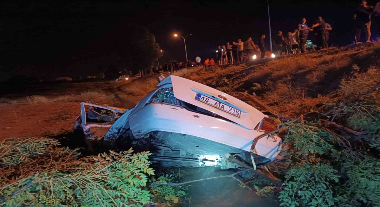 Tarlaya uçan otomobil hurdaya döndü: 1 ölü, 1 yaralı