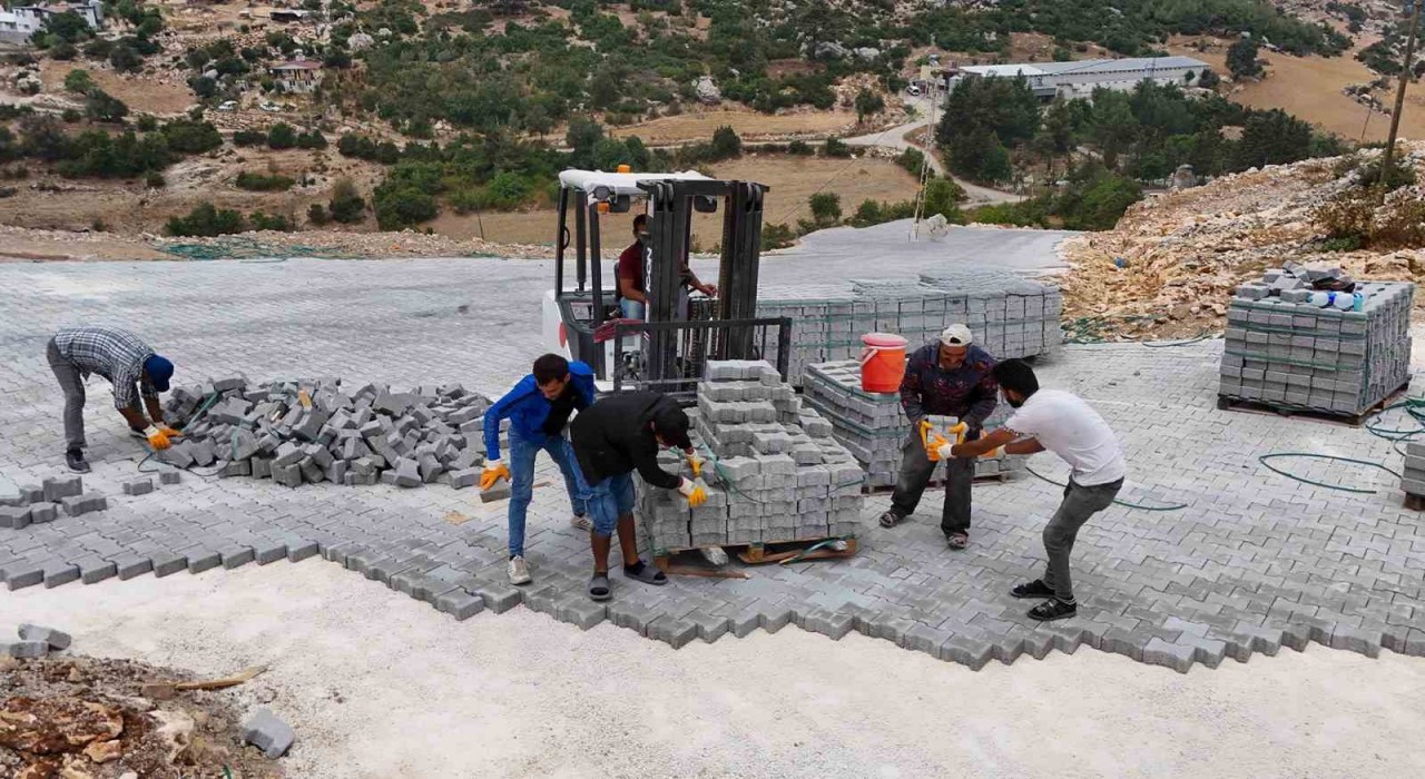 Tarsusta mahallelerin yolları kilit parkeyle yenileniyor