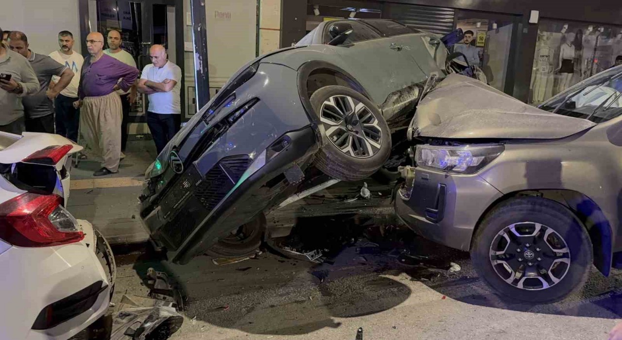 Tatvanda 3 araçlı zincirleme trafik kazası