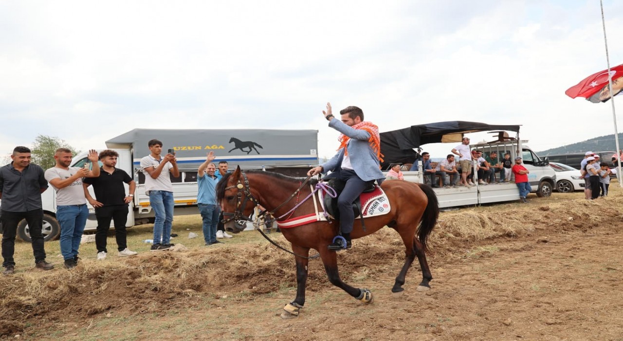 Tavasta 132 rahvan at, Kızılca Pistinin tozunu atttırdı