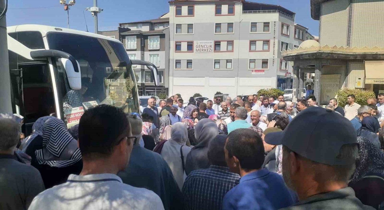 Tavşanlıda umreciler dualarla uğurlandı