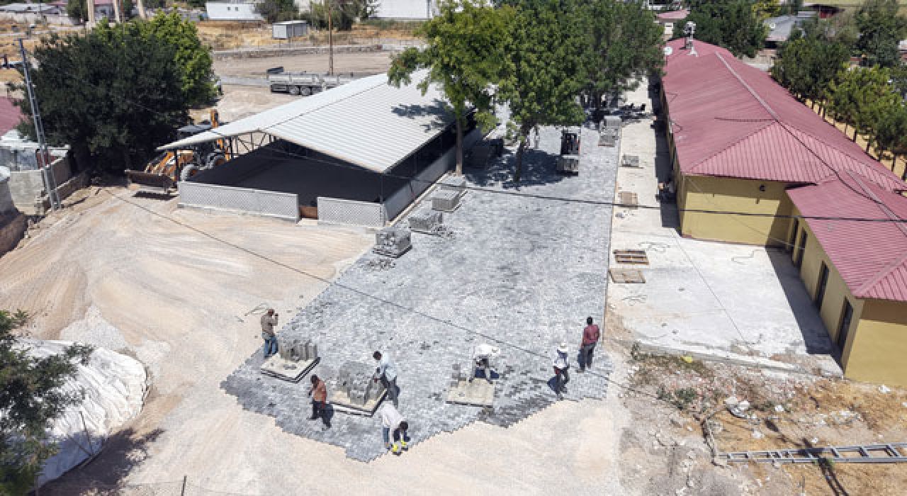 Taziye Evi Çevresine 3 Bin Metrekare Kilit Parke Döşeniyor