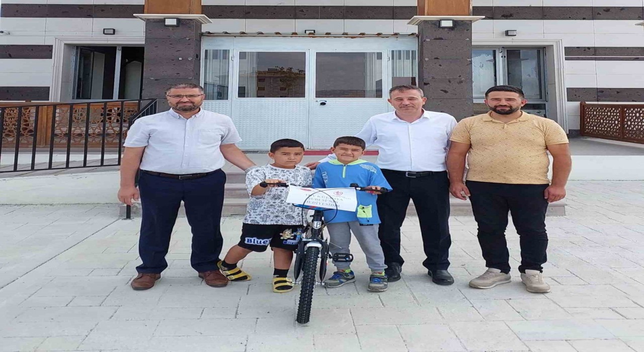 TDV Kütahyadan trafik kazası geçiren çocuğa yeni bisiklet hediyesi
