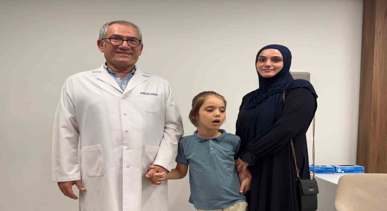 Tekerlekli sandalye ile geldi, annesinin elinden tutup çıktı