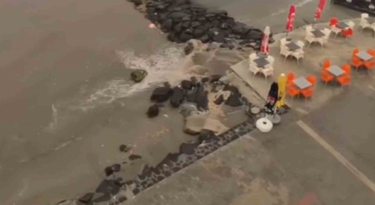 Tekirdağda kuraklığın ardından gelen sağanak yağış sokakları dereye çevirdi