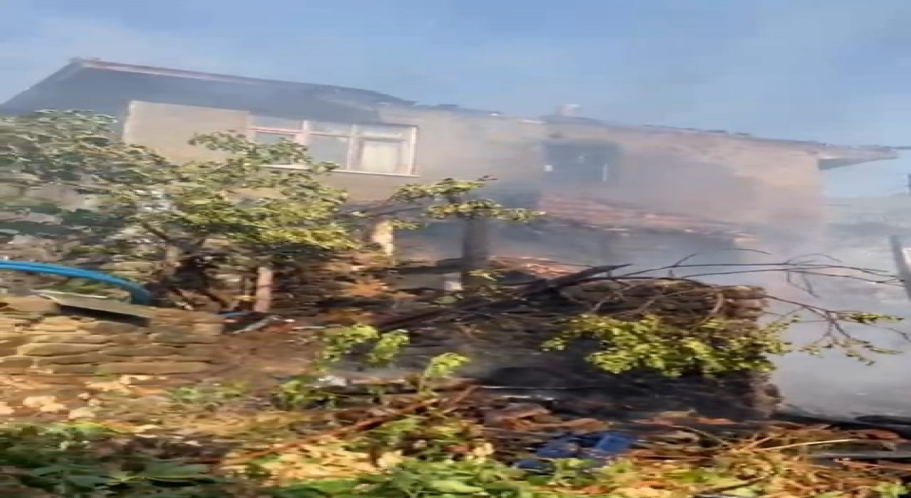 Tekirdağda metruk evde çıkan yangın bitişiğindeki eve sıçradı