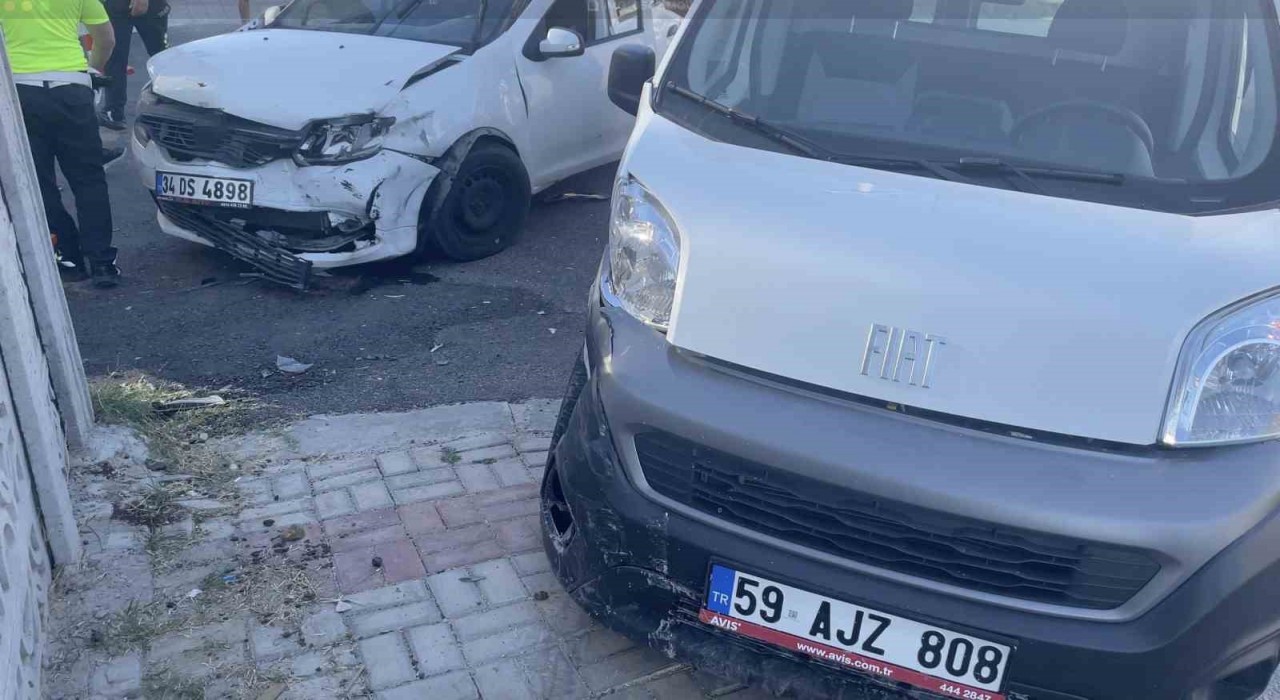 Tekirdağda otomobil hafif ticari araçla kafa kafaya çarpıştı: 1 yaralı