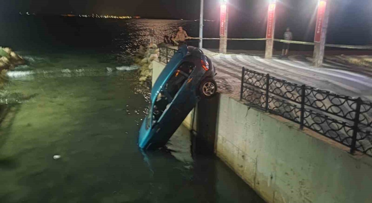 Tekirdağda otomobil su kanalında asılı kaldı: 1 yaralı