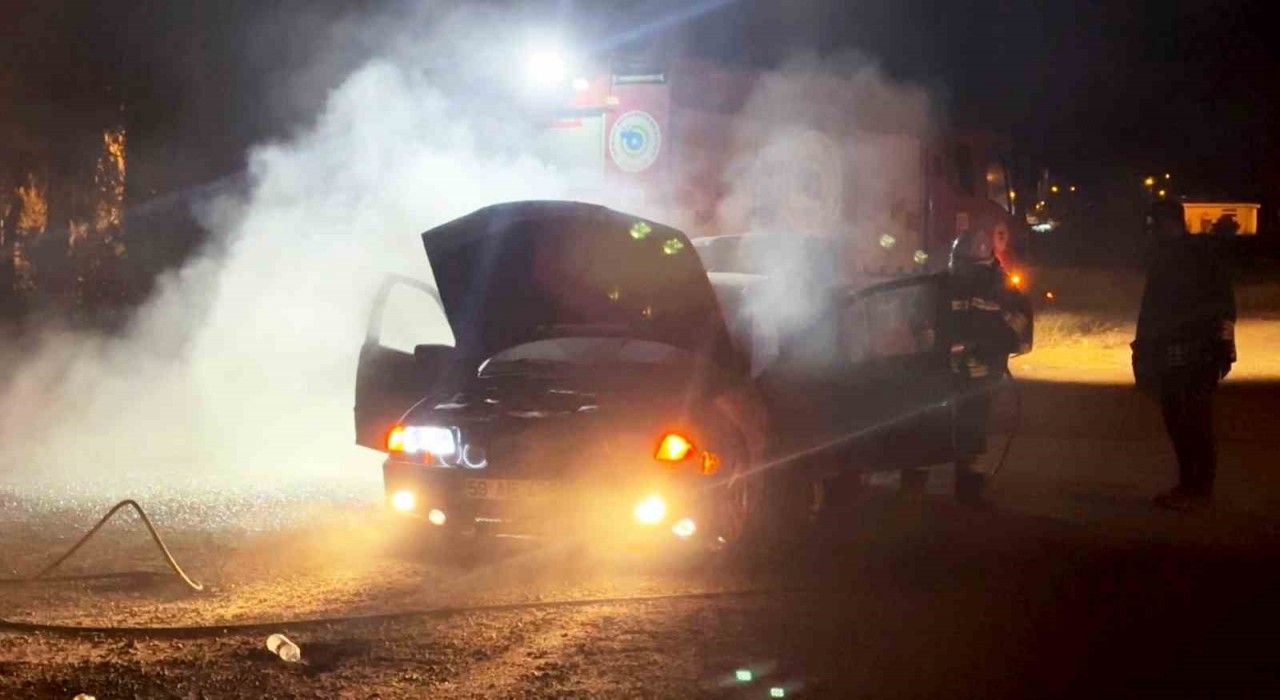 Tekirdağda park halindeki otomobil yandı