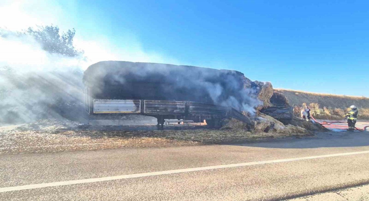 Tekirdağda yanan araçtaki alevler önce tarlaya, sonra tıra sıçradı