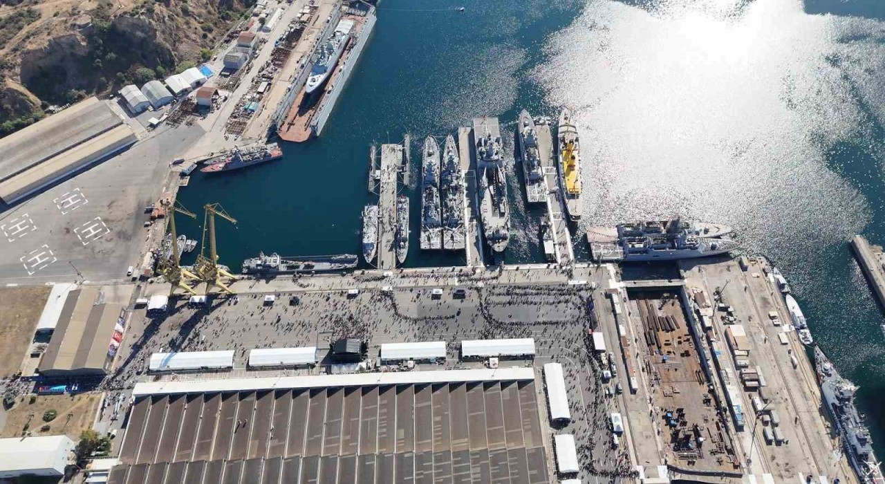 TEKNOFEST Mavi Vatanda savaş gemilerine vatandaşlardan yoğun ilgi