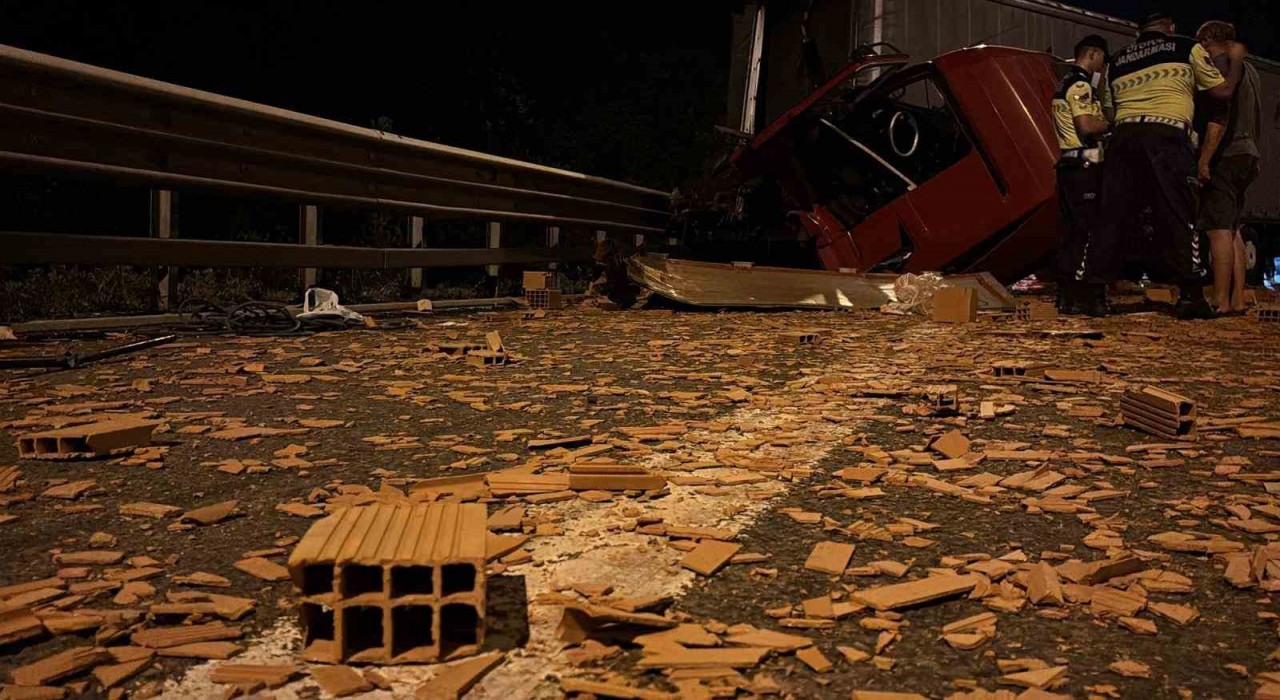 TEMde tuğla yüklü tıra çarpan tır, hurdaya döndü: Sürücü yara almadan kurtuldu