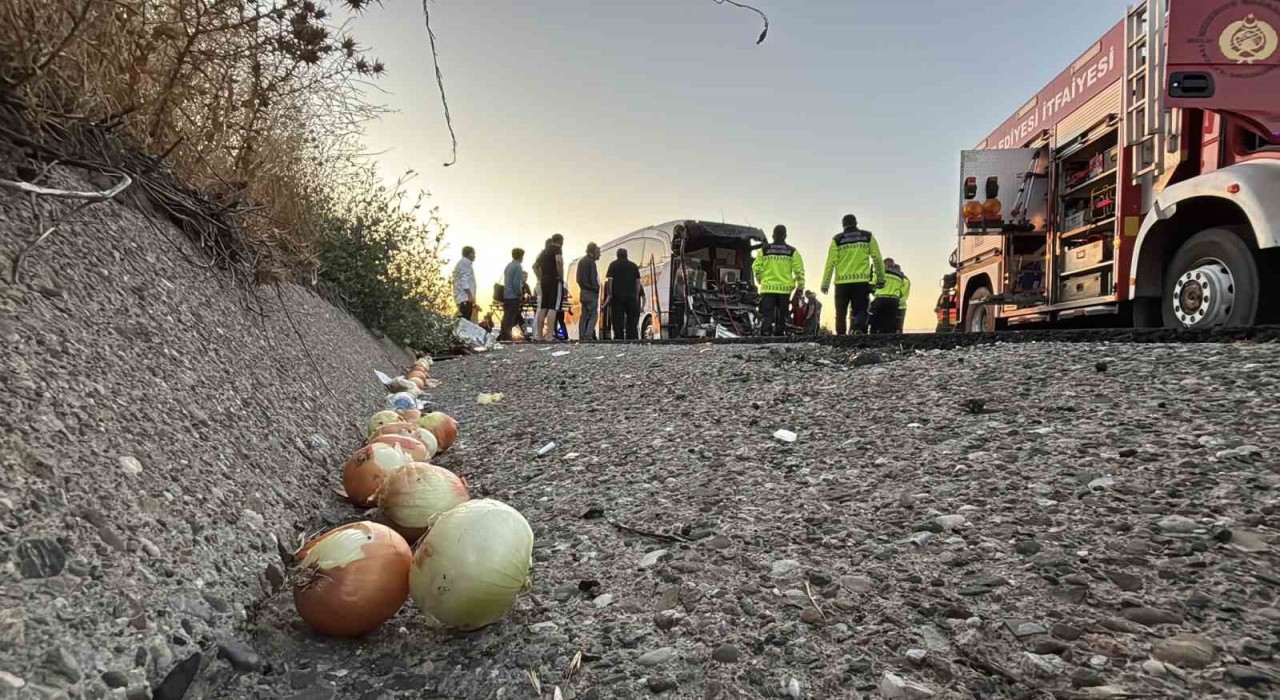 TEMde yolcu otobüsü ile soğan yüklü kamyon çarpıştı: 1 ölü, 10 yaralı