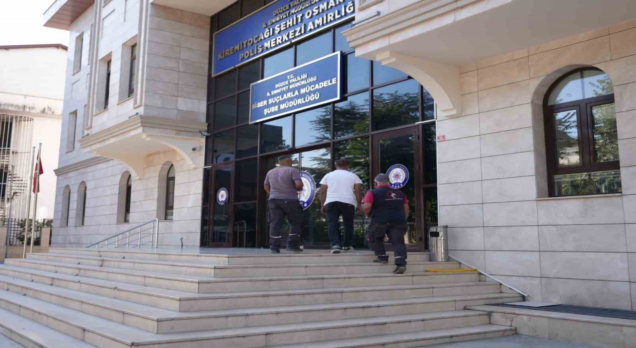 Temizlik personelleri buldukları cüzdanları polise teslim etti