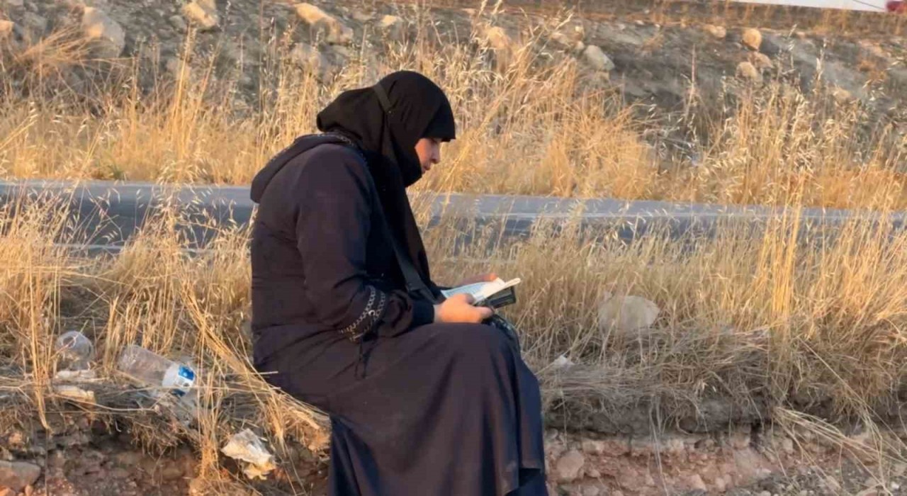 Ters dönen araçtan çıkan kadın oturup Kuranı Kerim okudu