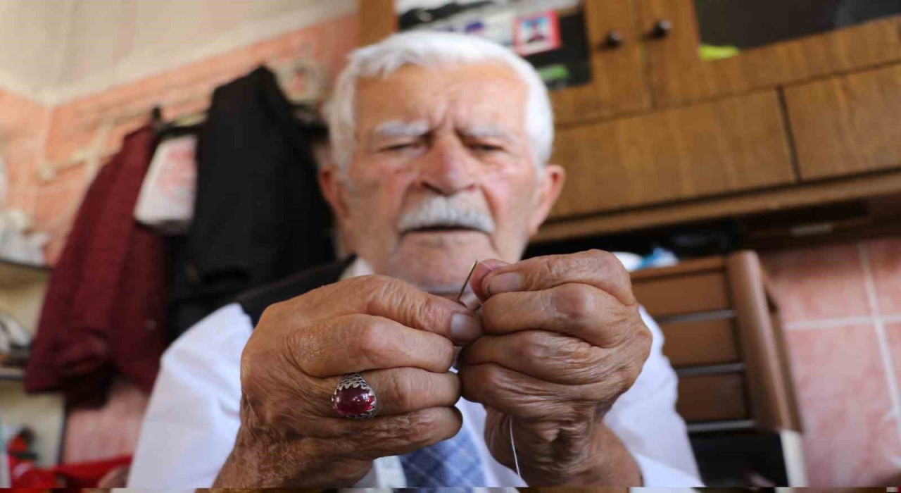 Terzilik mesleğini 80 yıldır sürdüren yaşlı adam: Dükkânı açmazsam hasta olurum