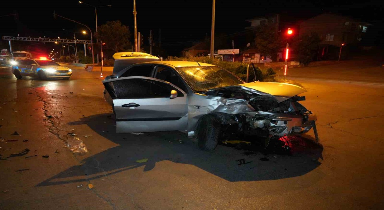 Ticari taksi ile otomobil kafa kafaya çarpıştı: 3 yaralı