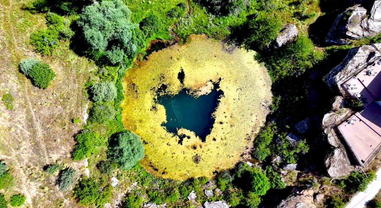 Timsah gözünü andıran Dipsizgöle ziyaretçi akını