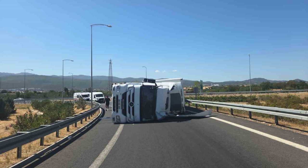 Tır devrildi; otoyol kavşağı kapandı