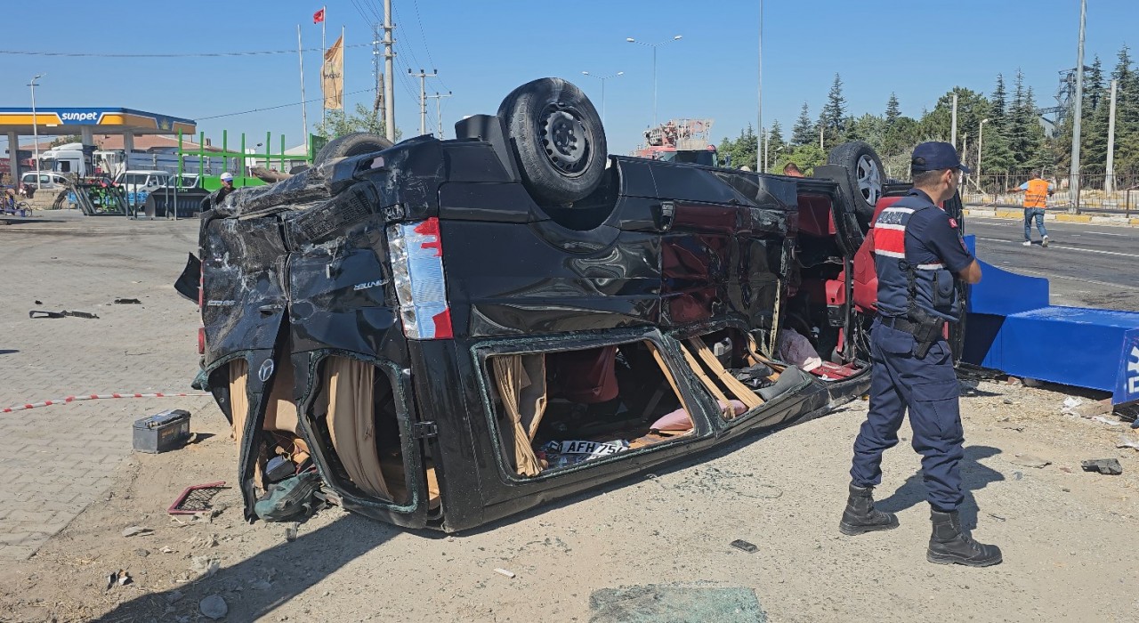 Tır, önünde seyreden 2 minibüse çarptı: 3 yaralı