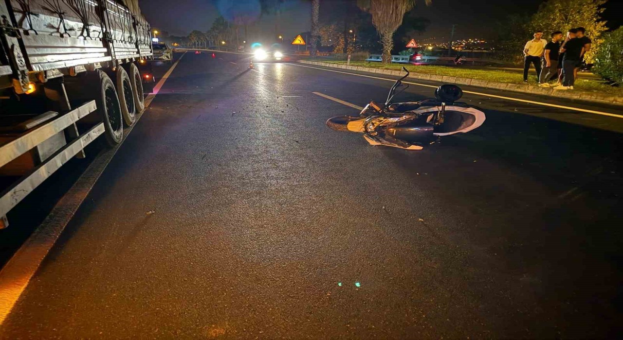 Tıra arkadan çarpan motosikletli ağır yaralandı