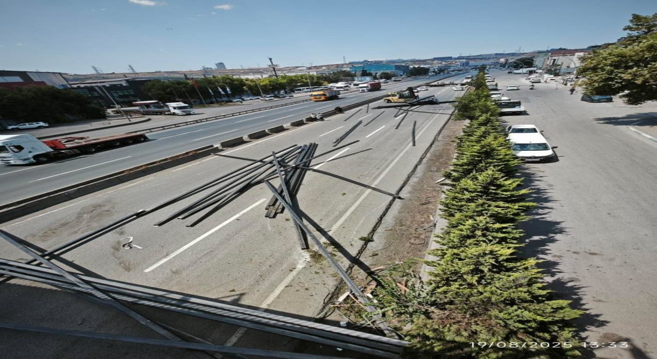 Tırdan dökülen demir profiller D-100 kara yolunda ulaşımı kapattı