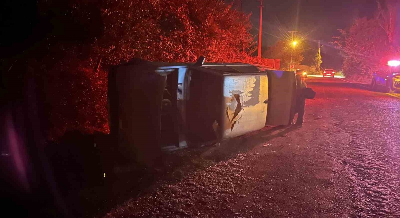 Tofaş Fiat otomobil yan yattı, sürücü olay yerinden kaçtı