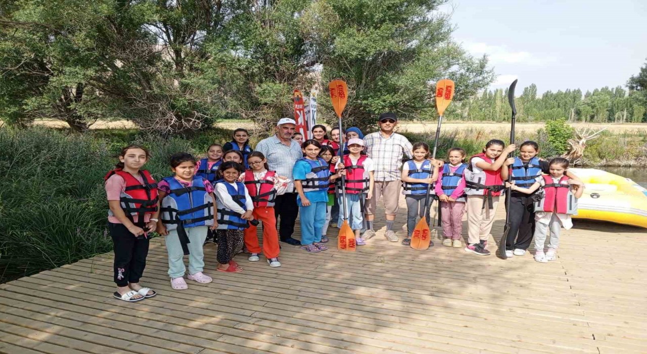 Tomarzada Kuran kursu öğrencilerine kano hediyesi