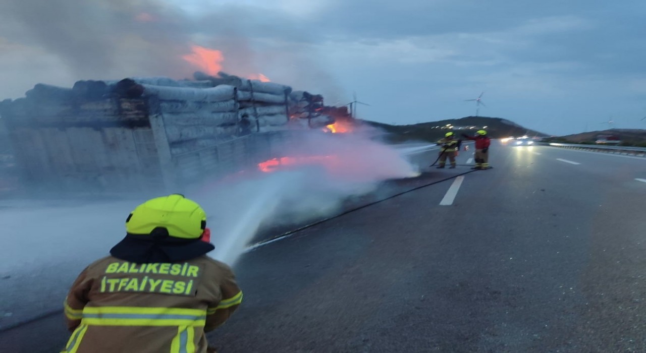 Tomruk yüklü tırda yangın paniği