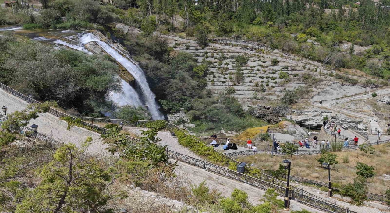 Tortum Şelalesinde su seviyesi düştü, ziyaretçi ilgisi sürüyor