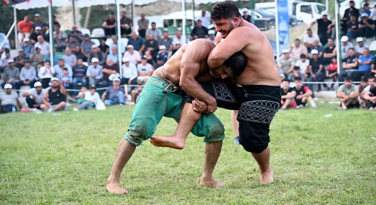 Tortumda güreşler nefes kesti