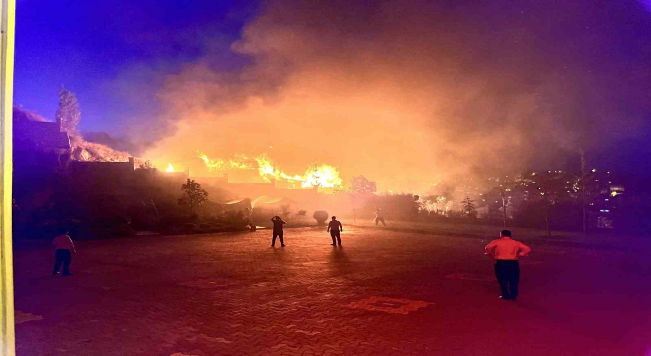 Tosyada alevlere teslim olan 3 ev kullanılmaz hale geldi