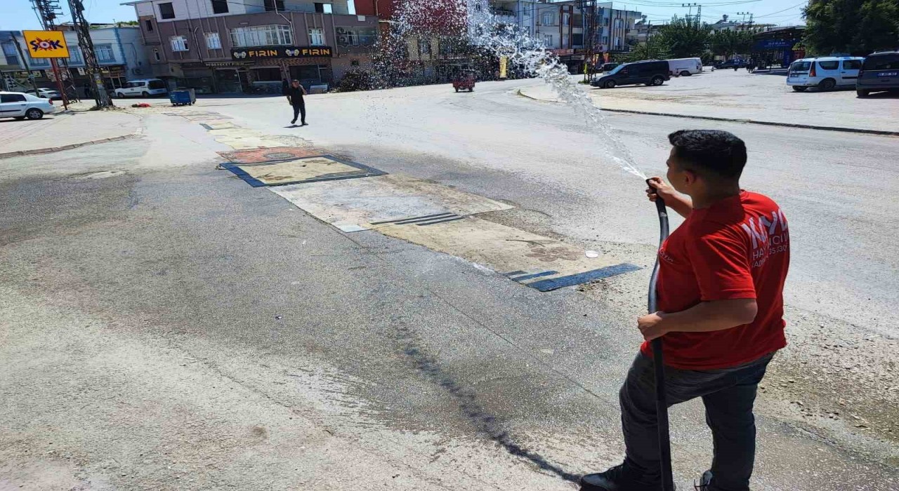 Toza halı da çare olmayınca vatandaş bu kez de sulamaya başladı