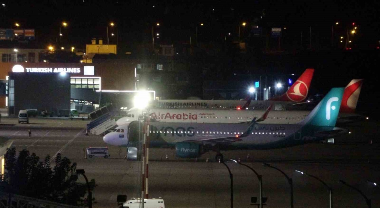 Trabzon-Cidde seferi yapan uçak kalkıştan 8 dakika sonra acil iniş yaptı