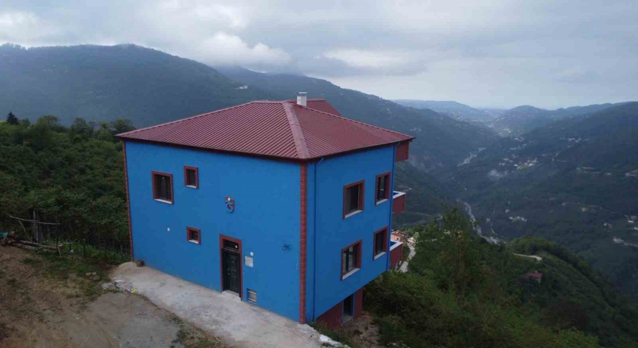 Trabzonda bordo-mavi her yerde