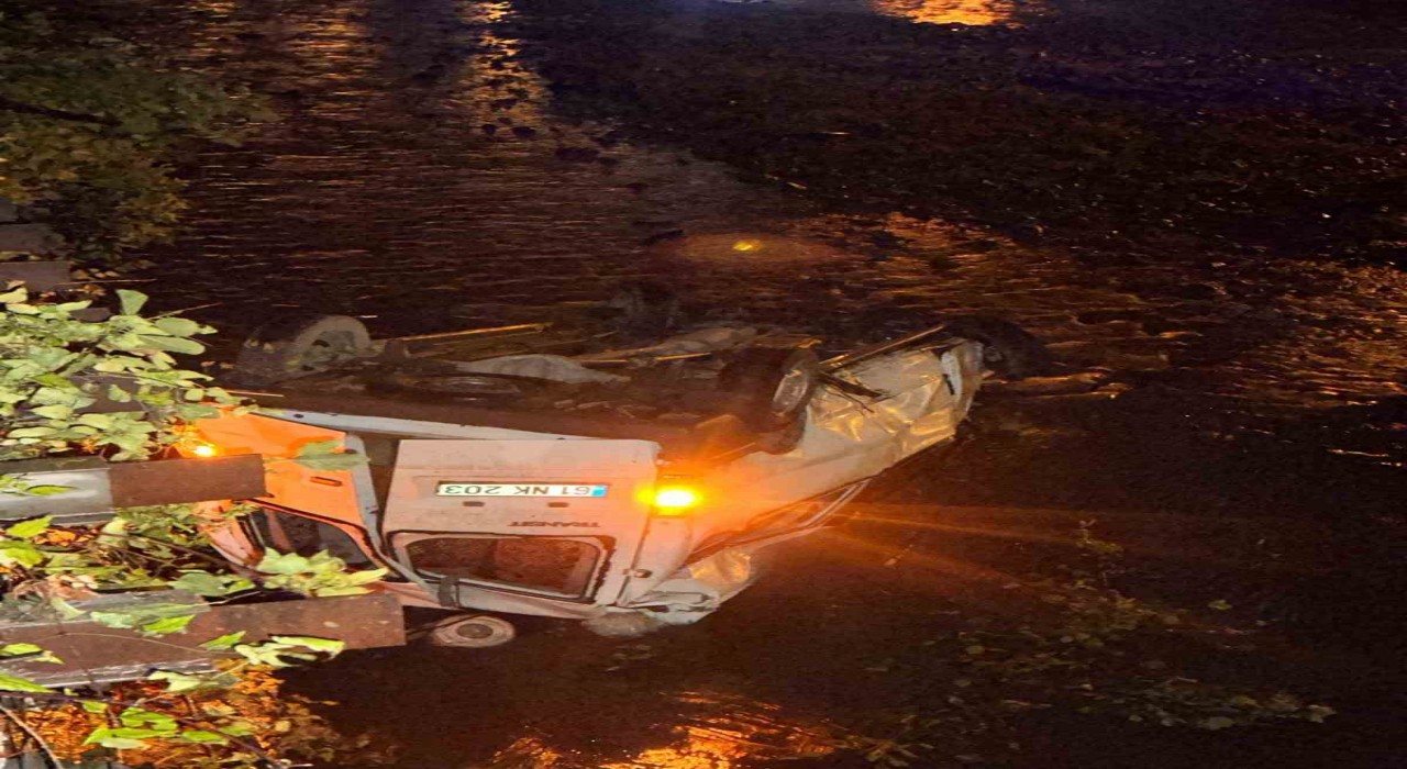 Trabzonda minibüs dereye uçtu: 3 yaralı