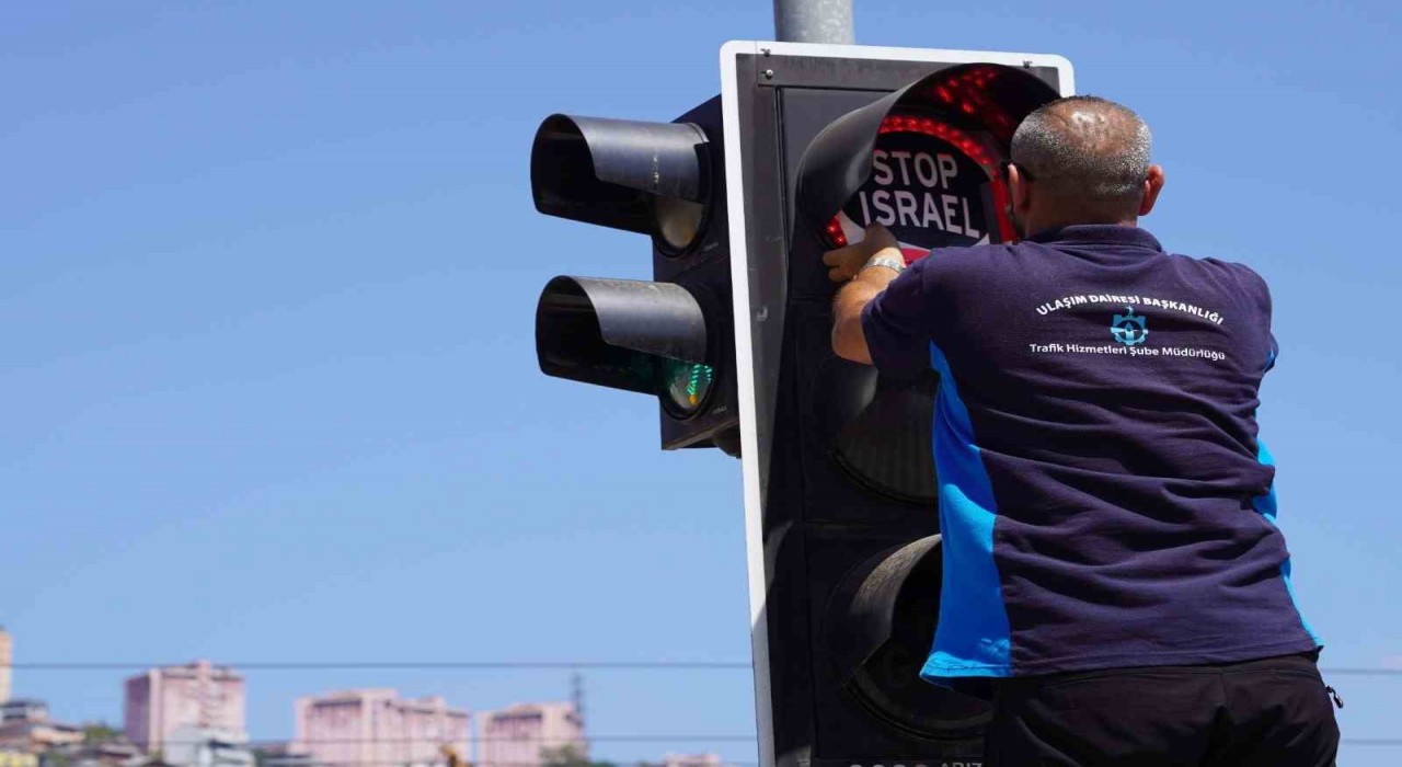 Trafik ışıklarına yerleştirilen Free Gaza ve Stop Israel mesajlarıyla zulme dikkat çekildi