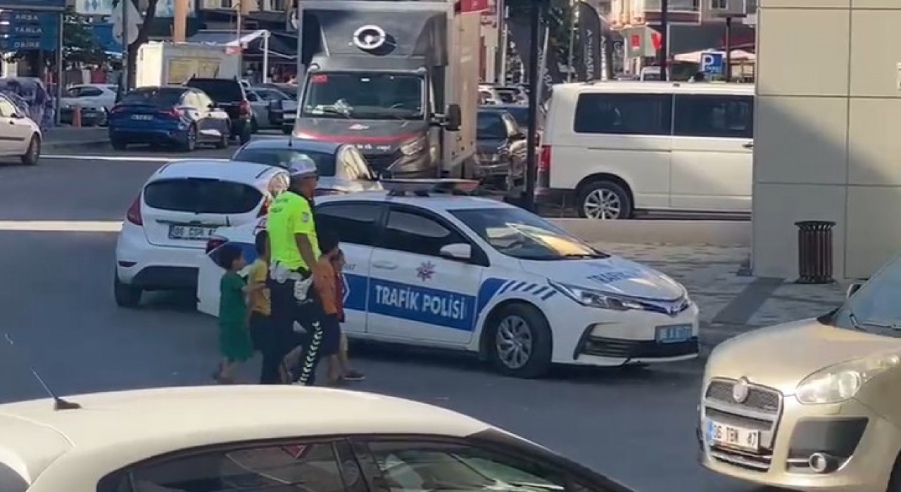 Trafik polisinden yürek ısıtan görüntü