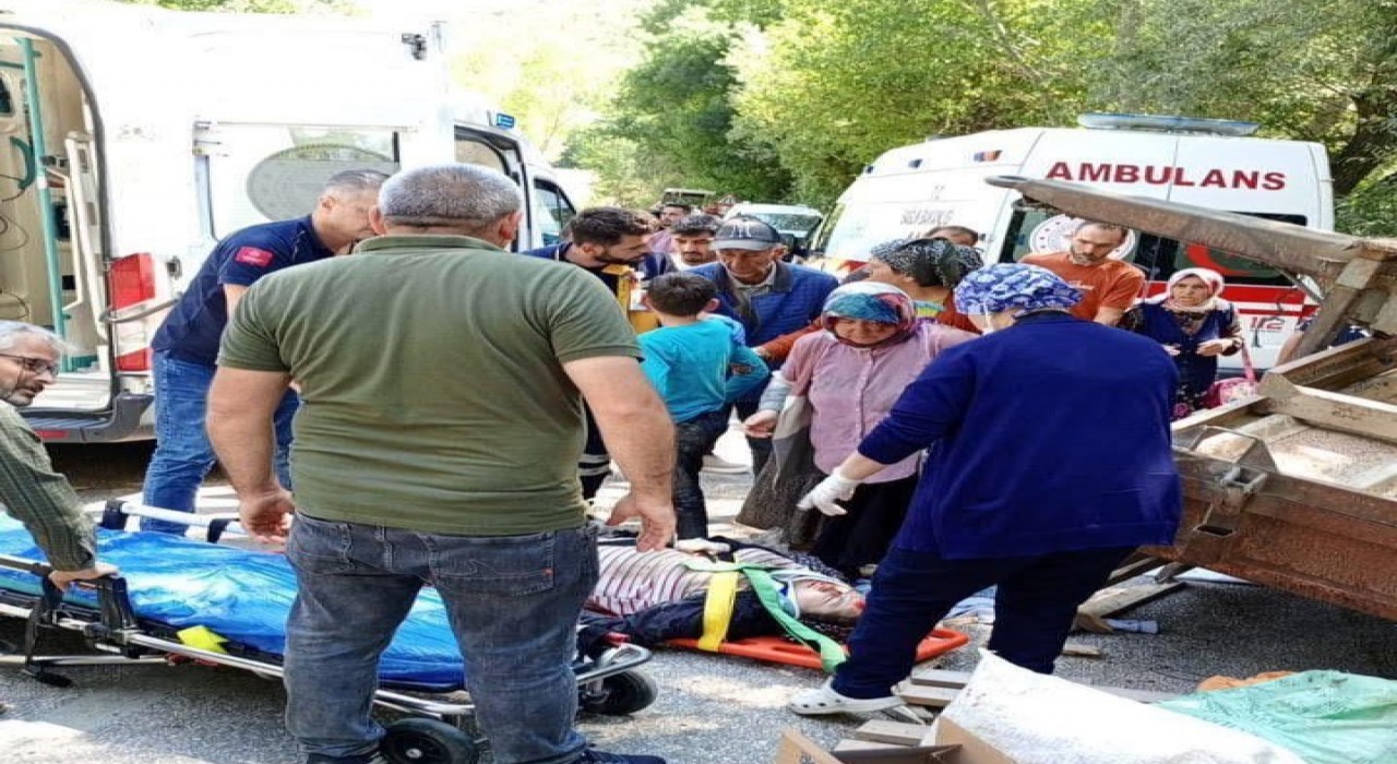 Traktör devrildi: 3ü ağır 6 yaralı