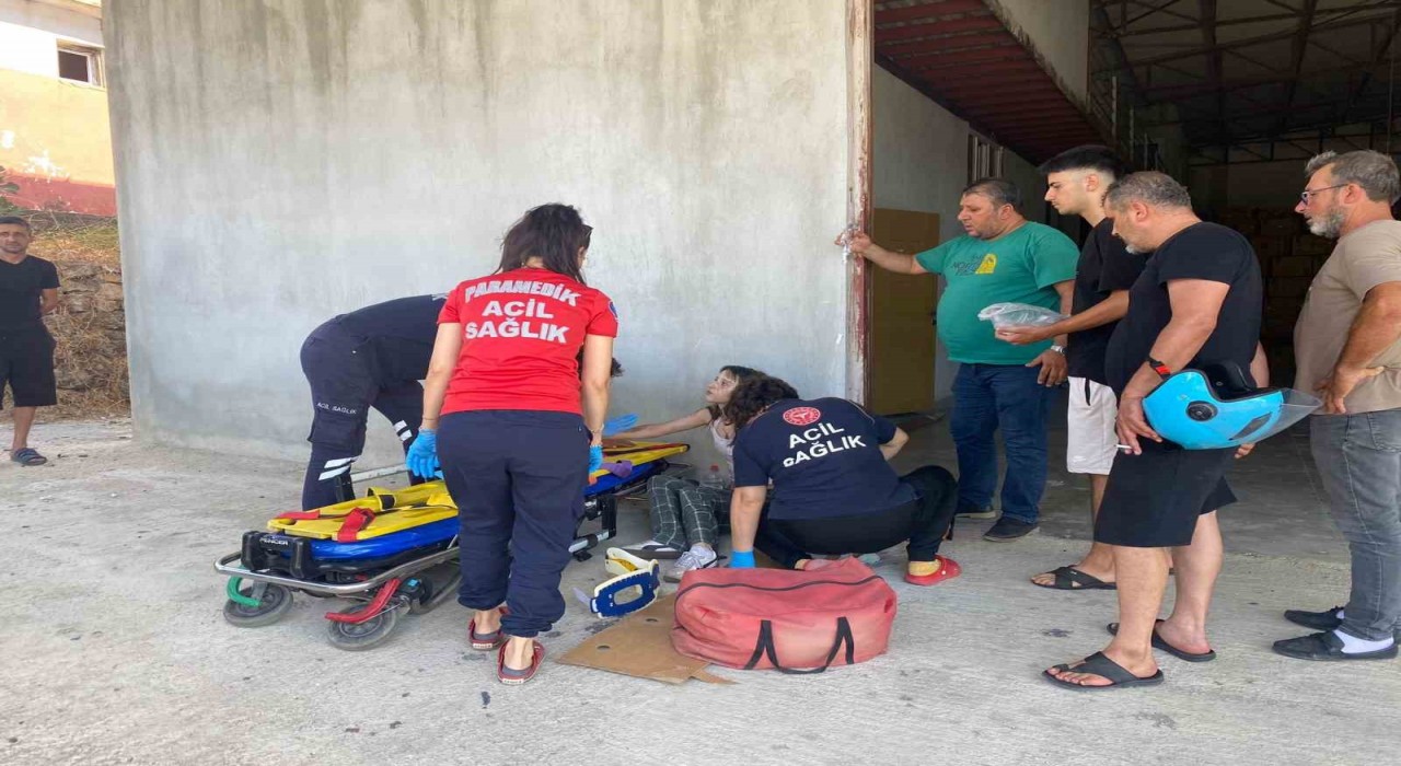 Traktörle çarpışıp römorkun altında kalan motosikletin sürücüsü ölümden döndü