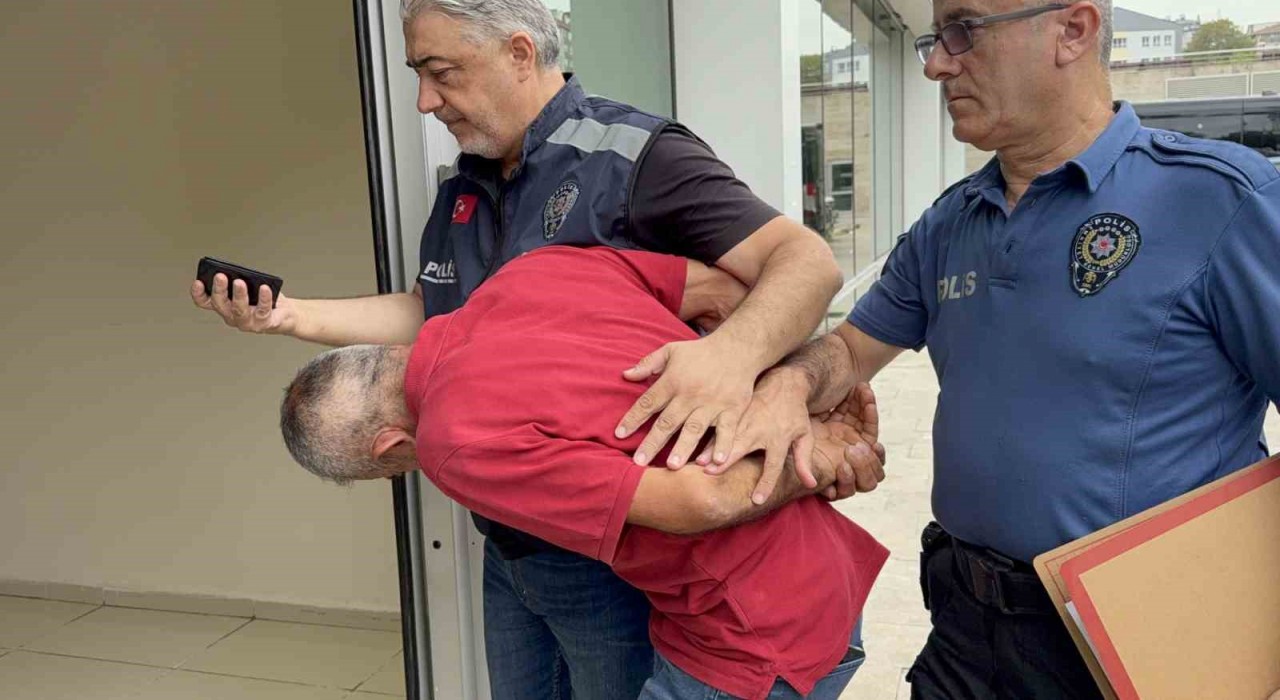 Tramvayda genç kadının fotoğraflarını çeken şahsa meydan dayağı