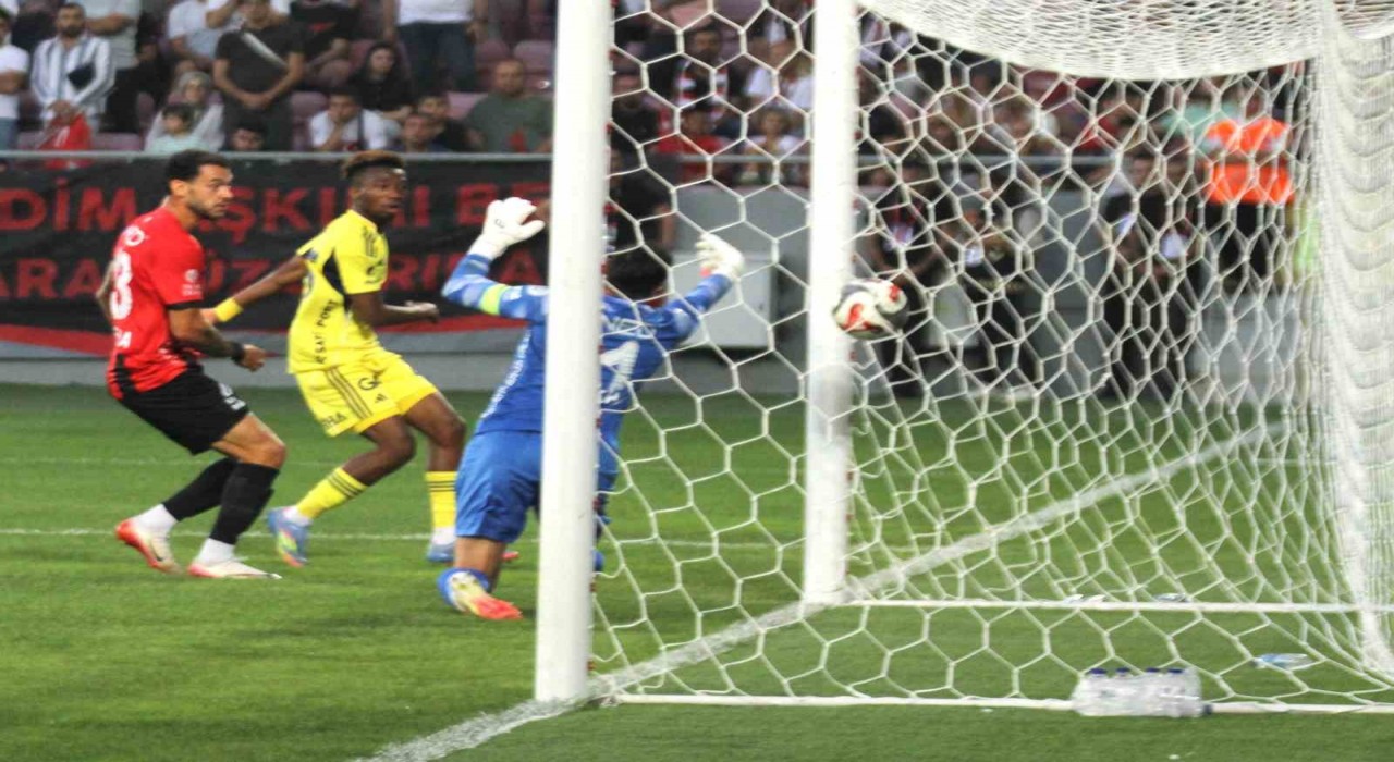 Trendyol Süper Lig: Gençlerbirliği: 0 - Fenerbahçe: 3 (İlk yarı)