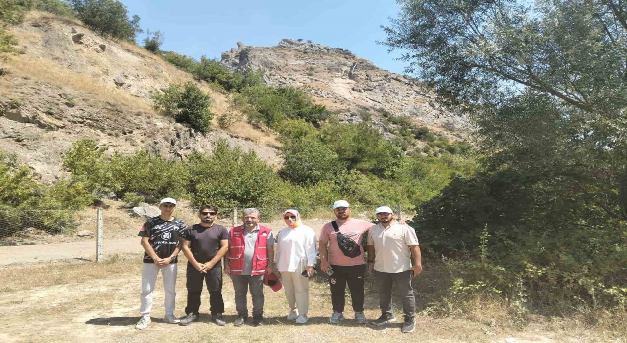 TÜGVAlı gençlerden çevre temizliği