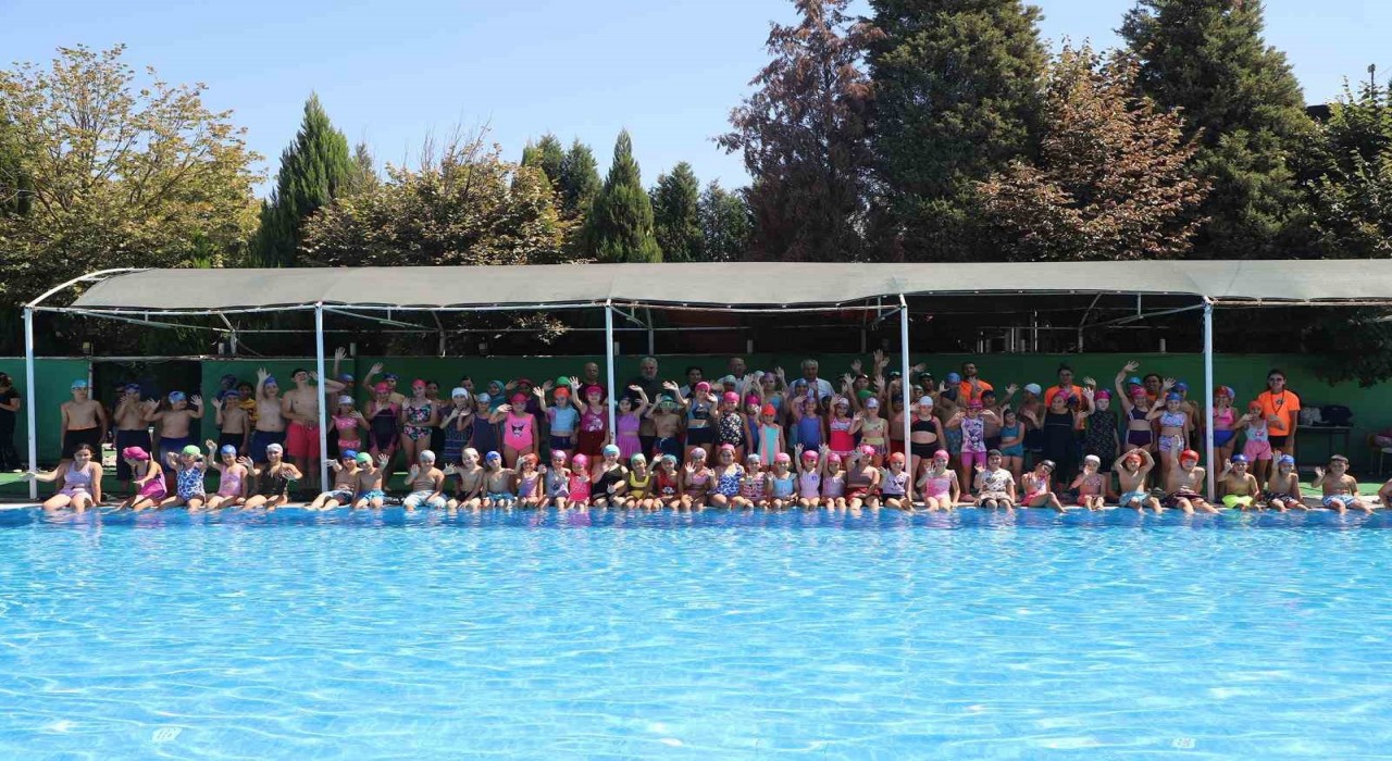 Turgutlulu minik yüzücüler başarı belgelerini aldı