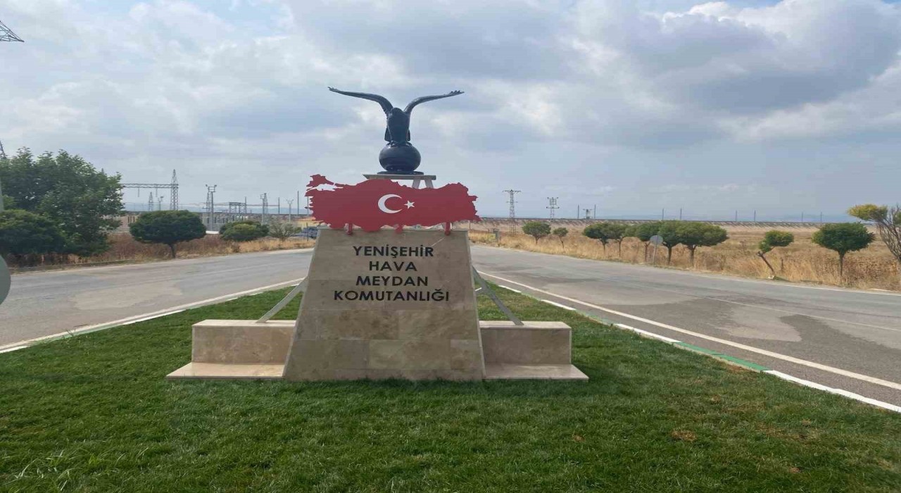 Türk Bayraklı kartal heykeline büyük ilgi